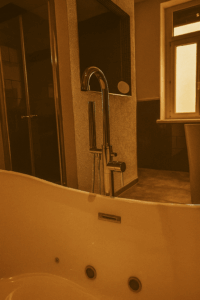 Whirlpool und Dusche